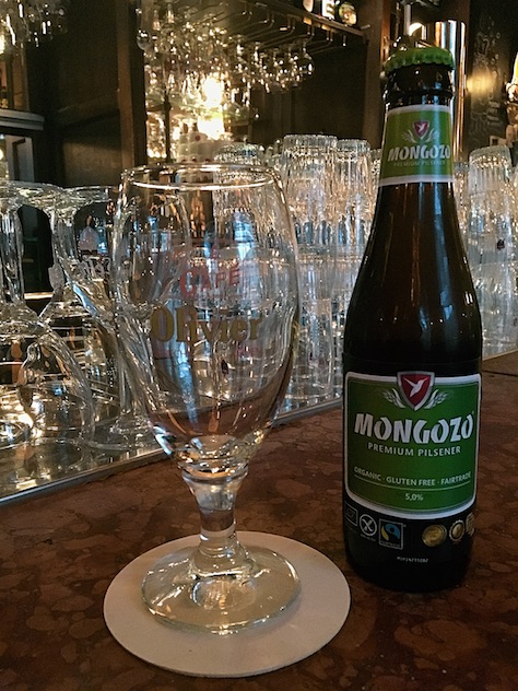 Flesje Mongozo aan de bar bij Cafe Olivier | Glutenvrij bier Utrecht